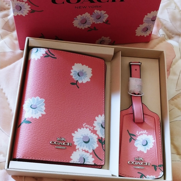Coach Other - Coach Daisy passport bilfold & Luggage tag set NWT